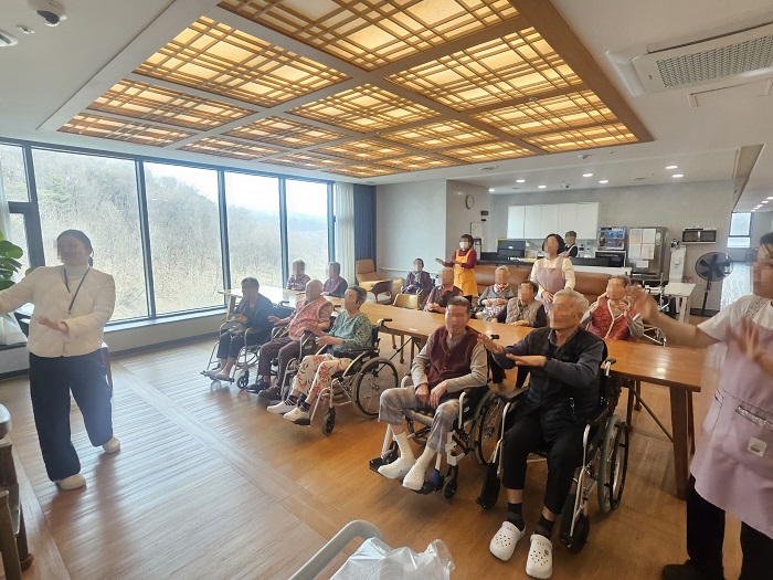 여가프로그램-재활용품을 이용한 미술활동